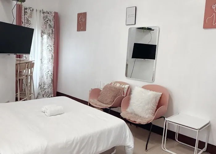 호텔 Budget Sweet Escape At San Marino Residences
